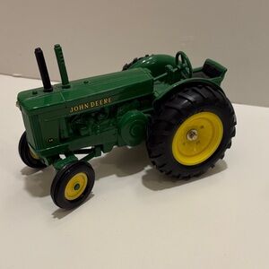 Ertl John Deere 1949 model AR tractor, 1/16 scale.